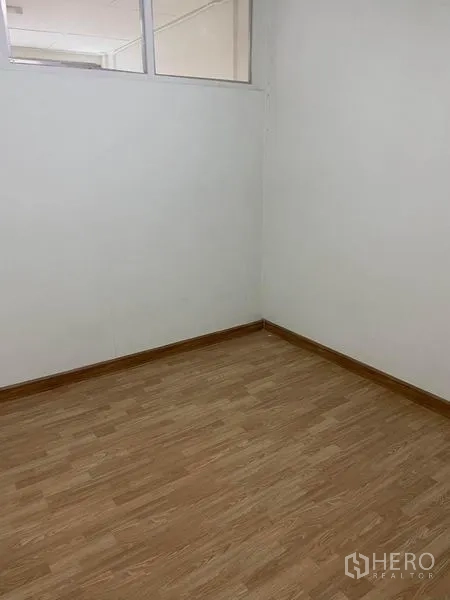 店屋 出租在Phaya Thai, Bangkok - 小型办公室，木纹地板，上方玻璃隔断。