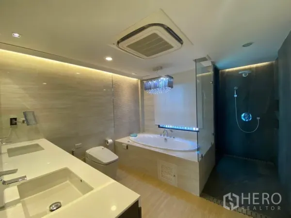 ทาวน์เฮาส์ ขายในYan Nawa, Bangkok - ห้องน้ำหรูพร้อมอ่างล้างหน้าแบบคู่ อ่างอาบน้ำบิลท์อิน และห้องอาบน้ำกระจกแยกผนังสีเข้ม