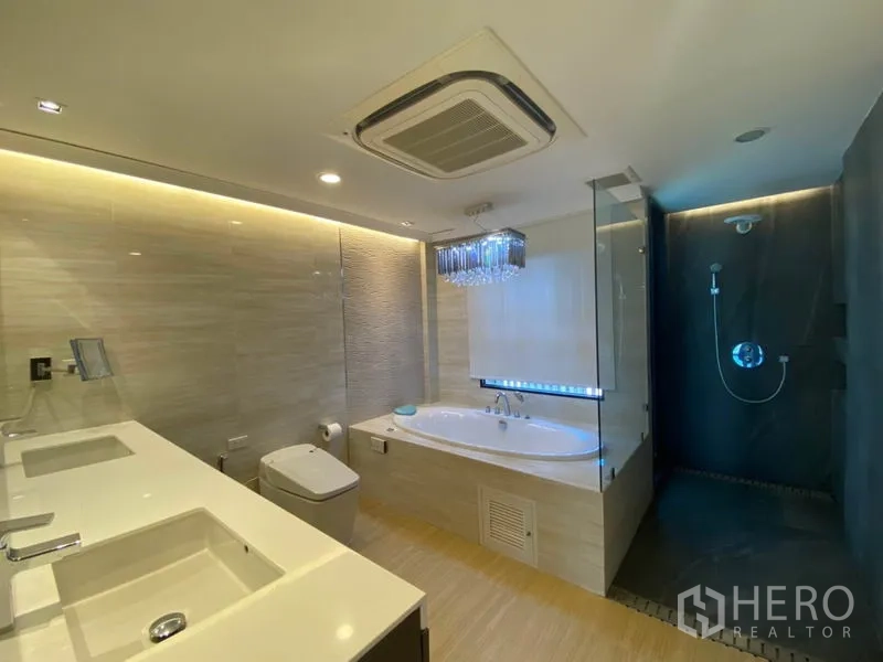 ทาวน์เฮาส์ ขายในYan Nawa, Bangkok - ห้องน้ำหรูพร้อมอ่างล้างหน้าแบบคู่ อ่างอาบน้ำบิลท์อิน และห้องอาบน้ำกระจกแยกผนังสีเข้ม