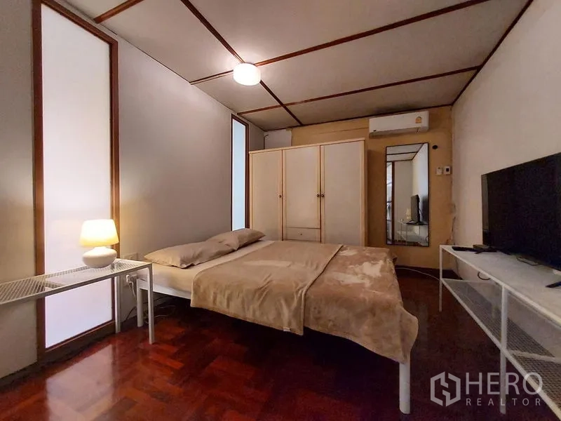 บ้าน ให้เช่าในMueang Samut Prakan, Samut Prakan - ห้องนอนพร้อมเตียงคู่ ตู้เสื้อผ้า ทีวี และแสงไฟนุ่มสบาย