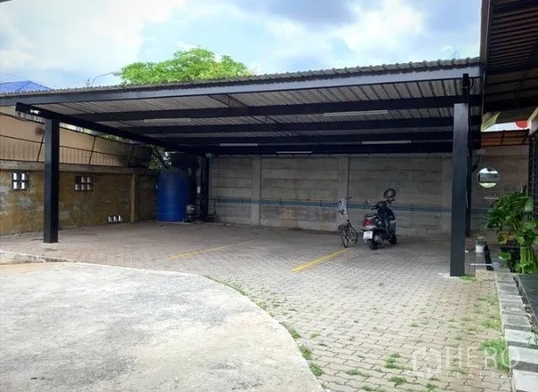 สำนักงานที่บ้าน ให้เช่าในLat Phrao, Bangkok - โรงจอดรถกว้างหลังคาเหล็ก พื้นบล็อกปู พร้อมช่องจอดตีเส้น