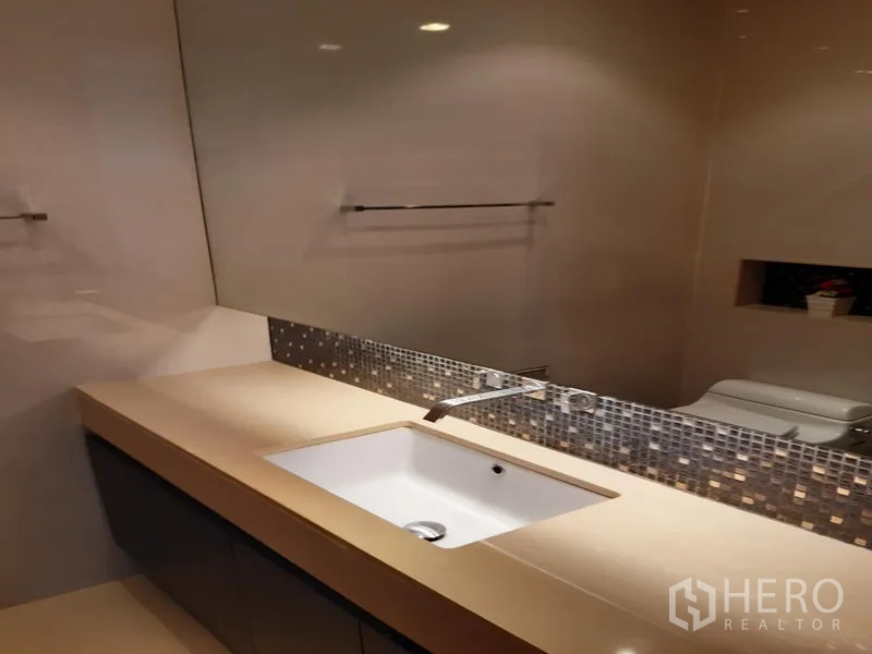 คอนโด ให้เช่าในKhlong Toei, Bangkok - เคาน์เตอร์อ่างล้างหน้าโมเดิร์น ผนังโมเสกและกระจกบานใหญ่