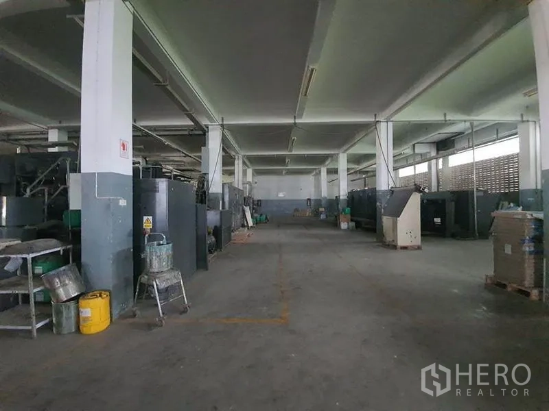 工厂 出售在Bang Khun Thian, Bangkok - 中央通道，两侧布置机器，耐用混凝土地坪