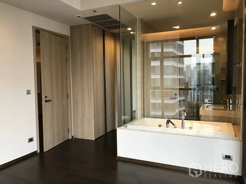 คอนโด ให้เช่าหรือขายในWatthana, Bangkok - ห้องมาสเตอร์พร้อมอ่างอาบน้ำกั้นกระจก ตู้เสื้อผ้าบิวท์อิน และมุมมองเมือง