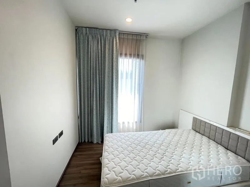 公寓 出租在Khlong Toei, Bangkok - 餐厨一体视角，可见不锈钢冰箱与卫生间入口。