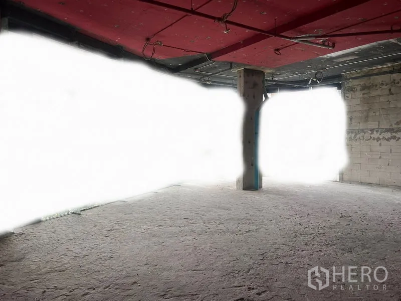 零售空间 出租在Watthana, Bangkok - 大开间壳体空间，水泥地面，红色梁顶与立柱，空间通透。