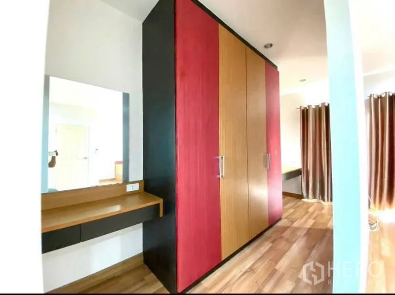 ทาวน์เฮาส์ for rent in Suan Luang, Bangkok - โถงตู้เสื้อผ้าพร้อมโต๊ะเครื่องแป้งและตู้สูงเต็มบาน