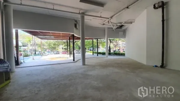 พื้นที่ขายปลีก ให้เช่าในKhlong Toei, Bangkok - พื้นที่ภายในโอเพ่นแพลน เพดานสูง มีเสา และช่องเปิดกว้างเชื่อมต่อชานระเบียง