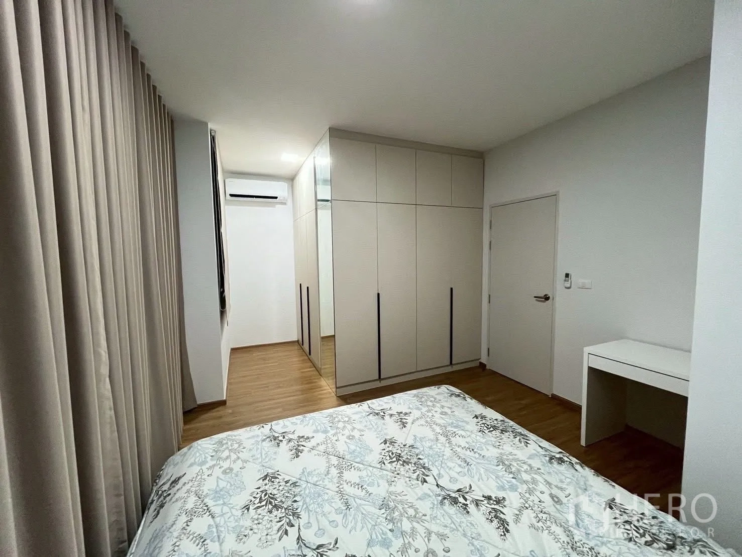 联排别墅 for rent in Bang Phli, Samut Prakan - 主卧另一角度，见衣柜、书桌与壁挂空调。