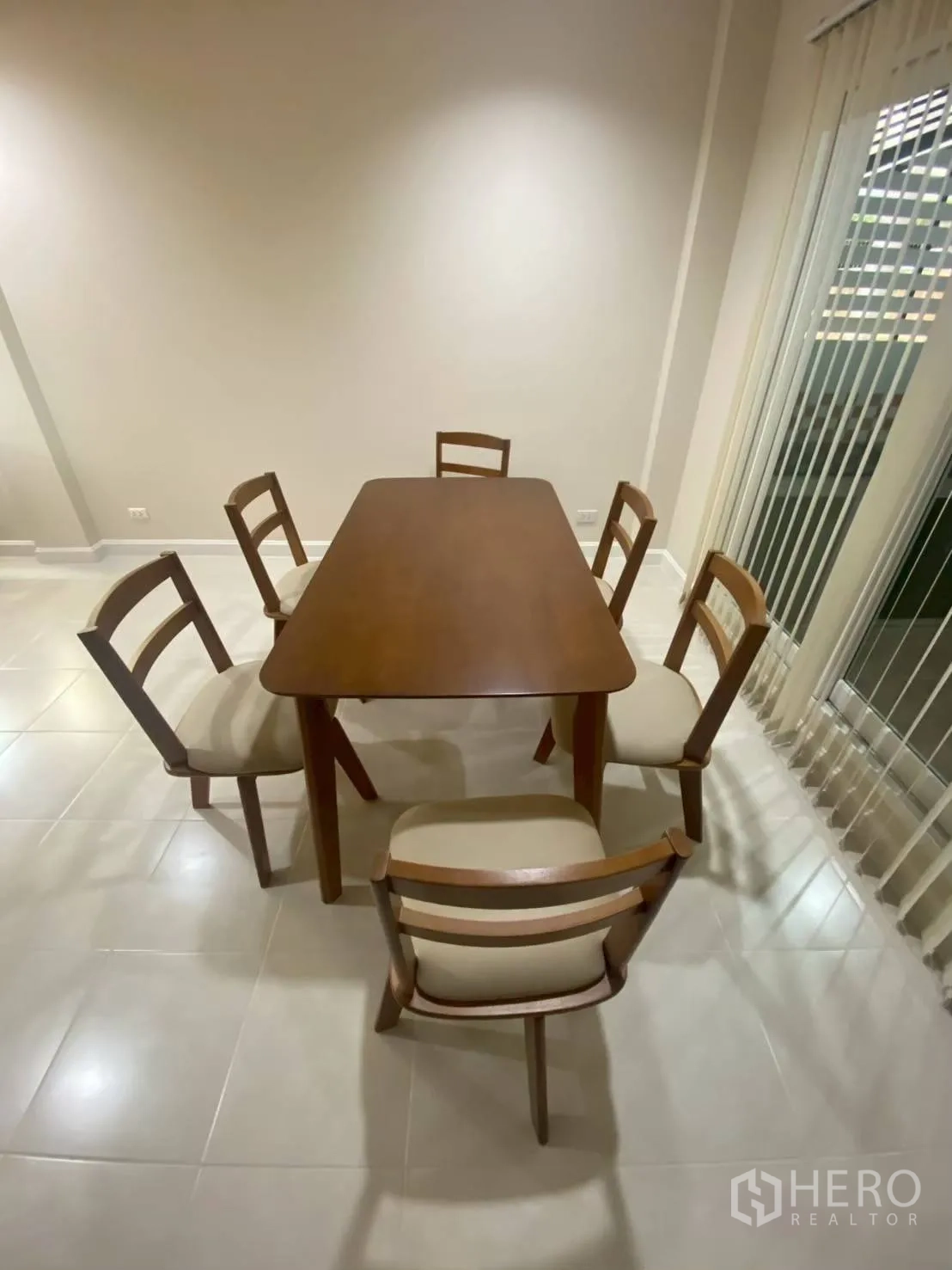 Townhouse for rent in Bang Kapi, Bangkok - Bright dining area with wooden table and six chairs.