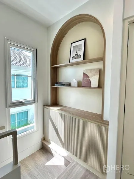 独立式住宅 出租 - 二层楼梯平台，拱形内置书架与窗户，自然采光充足。