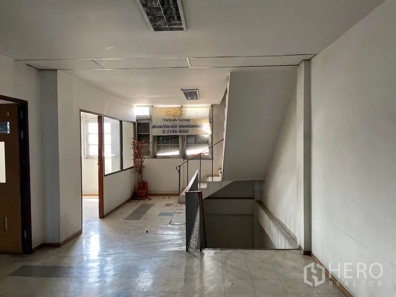 货栈 出租在Prawet, Bangkok - 夹层平台带楼梯与走廊，连接多间办公室。