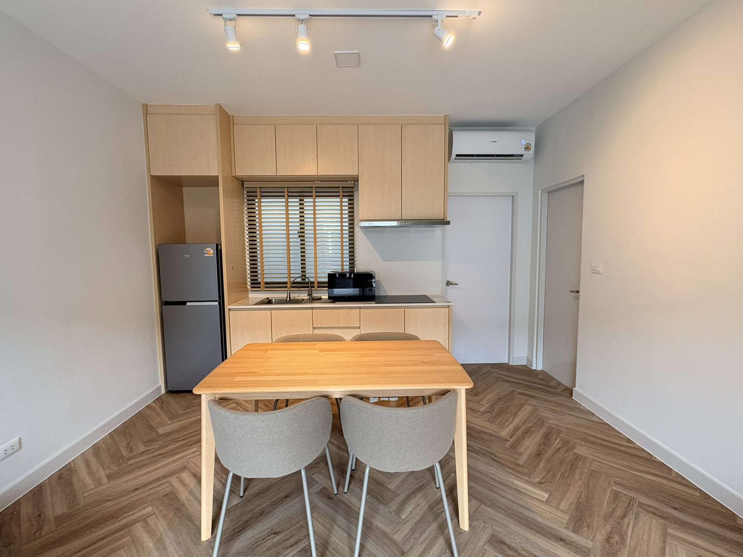 ทาวน์เฮาส์ ให้เช่าในBang Phli, Samut Prakan - มุมครัวบิวท์อินพร้อมโต๊ะอาหาร 4 ที่นั่ง และตู้ลอย.