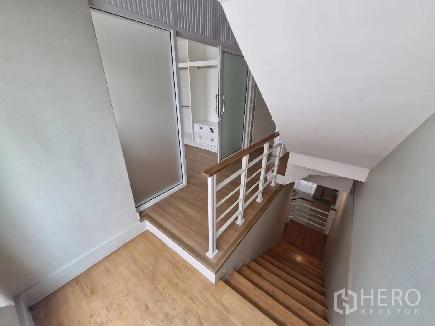 Townhouse for sale in Rat Burana, Bangkok - Upper landing with sliding glass door to a walk-in closet or study.