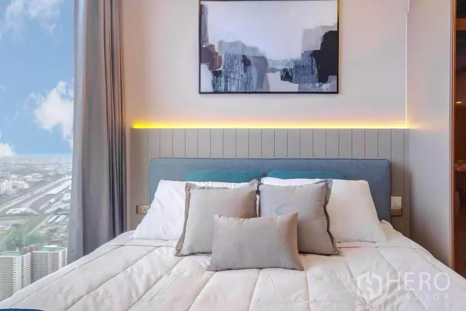 公寓 出租在Huai Khwang, Bangkok - 第三卧室，蓝色床头、墙面装饰画和大窗。