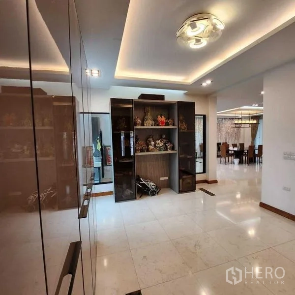 บ้าน ขายในPhra Khanong, Bangkok - โถงทางเข้าพื้นมันวาว พร้อมชั้นโชว์ของ มองเชื่อมไปยังห้องทานข้าว