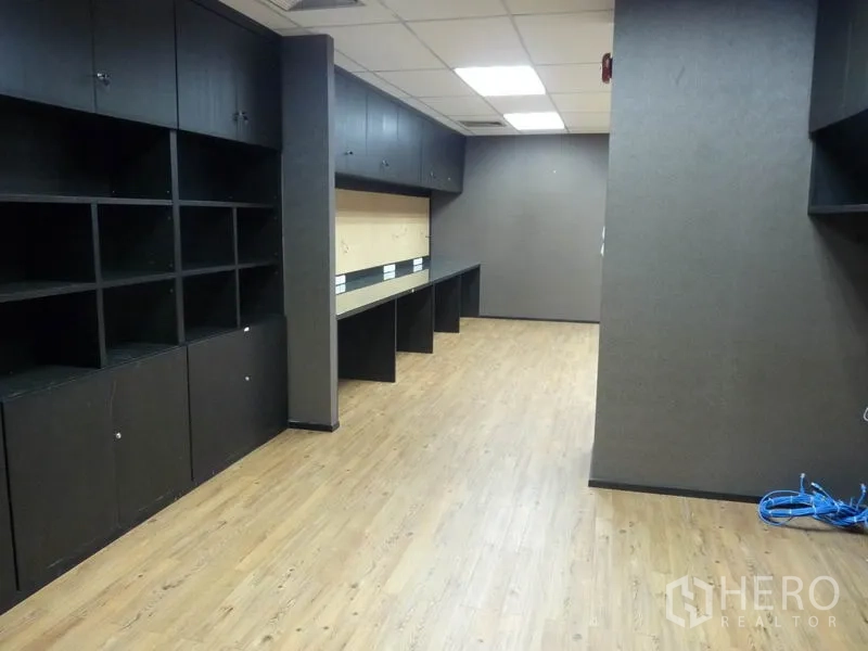 สำนักงาน ขายในWatthana, Bangkok - ห้องทำงานพร้อมโต๊ะยาวบิวท์อิน ชั้นเก็บของ และพื้นลามิเนตลายไม้