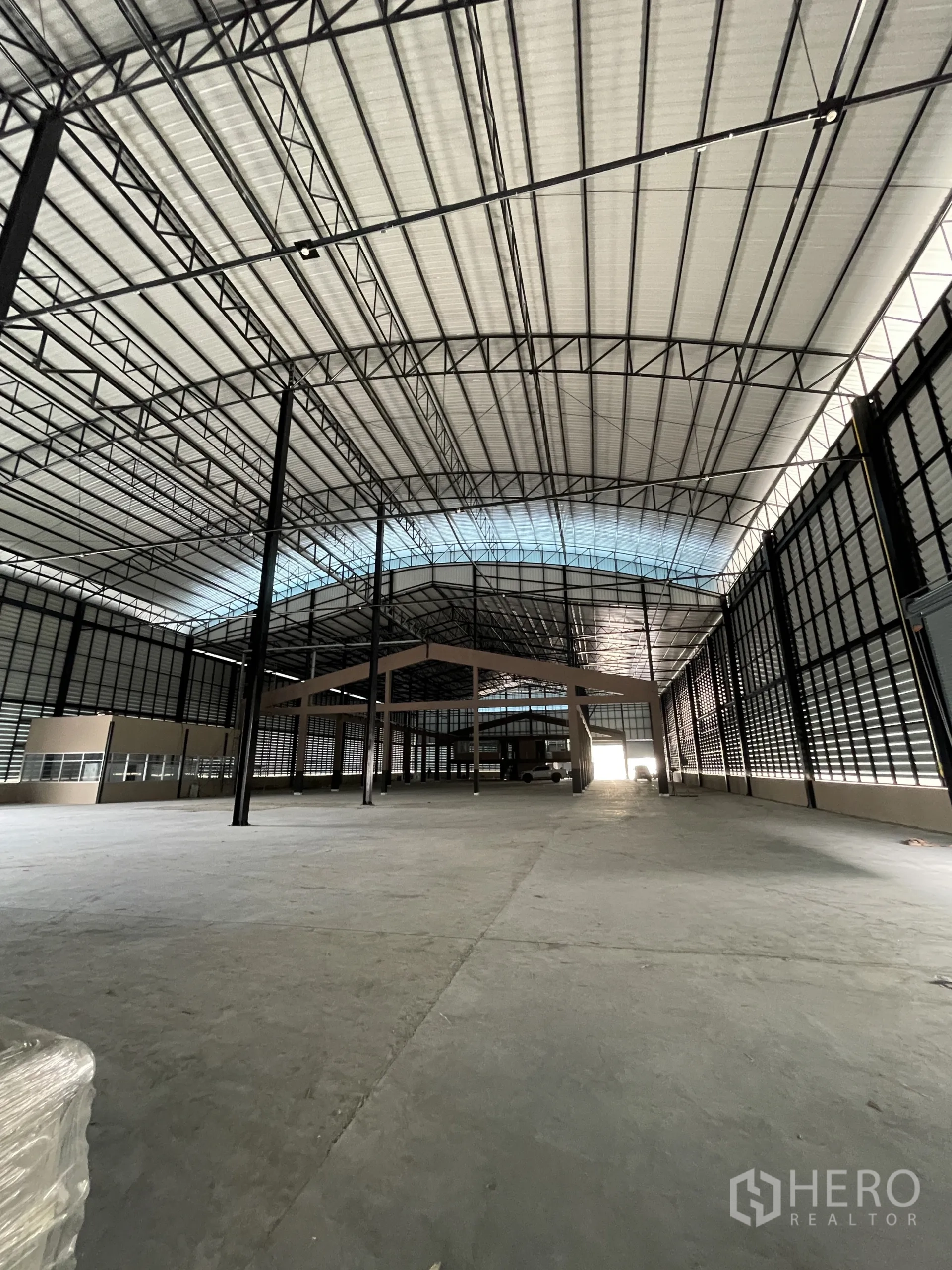 工厂 出租在Chon Buri - 厂房内部宽敞，高挑钢结构屋架与采光带