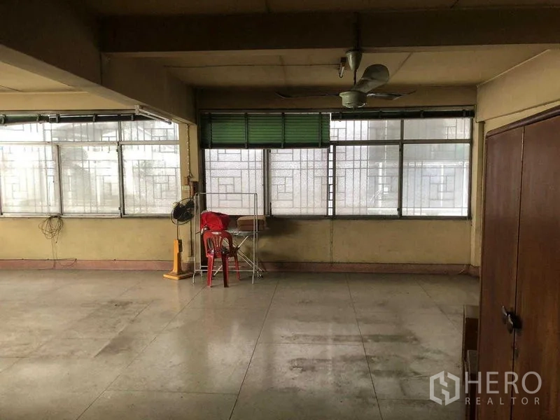 อาคารพาณิชย์ ให้เช่าในKhlong Toei, Bangkok - ห้องกว้างผนังกระจก เหมาะจัดสำนักงานหรือโชว์รูม