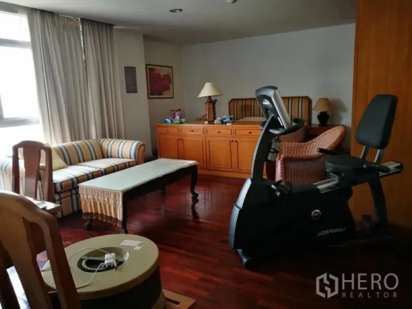 公寓 出租或出售在Watthana, Bangkok - 多功能房，设沙发与健身脚踏车，木地板。