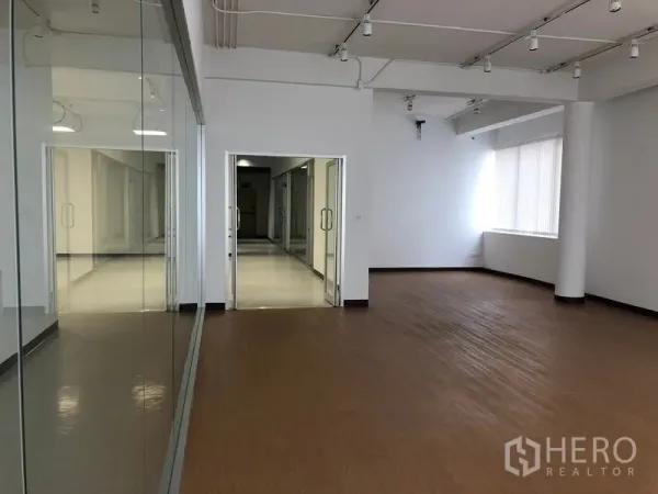 办公空间 出租在Bang Rak, Bangkok - 开放式办公室，双扇玻璃门、走廊景观与自然采光。