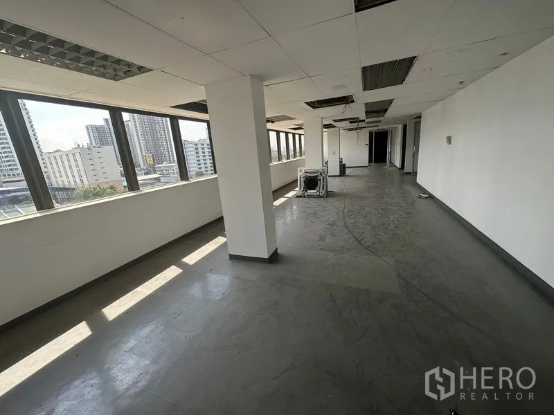 Office Space for rent in Khlong Toei, Bangkok - Deep floor plate with wide glazing and natural light across the workspace.