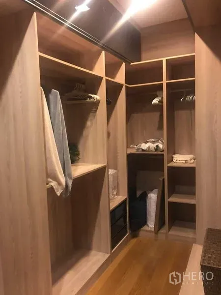 บ้าน ให้เช่าหรือขายในBang Kapi, Bangkok - วอล์กอินคลอเซ็ตพร้อมตู้ไม้บิลต์อินและราวแขวนเสื้อ