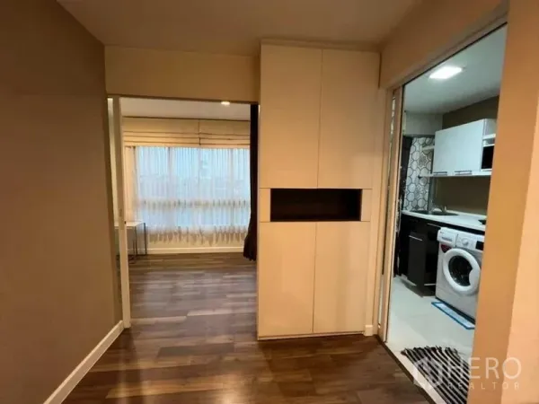 คอนโด ขายในWatthana, Bangkok - โถงทางเดินพร้อมตู้บิวท์อิน พื้นไม้ เห็นทางเข้าห้องนอนและครัวผ่านประตูเลื่อน