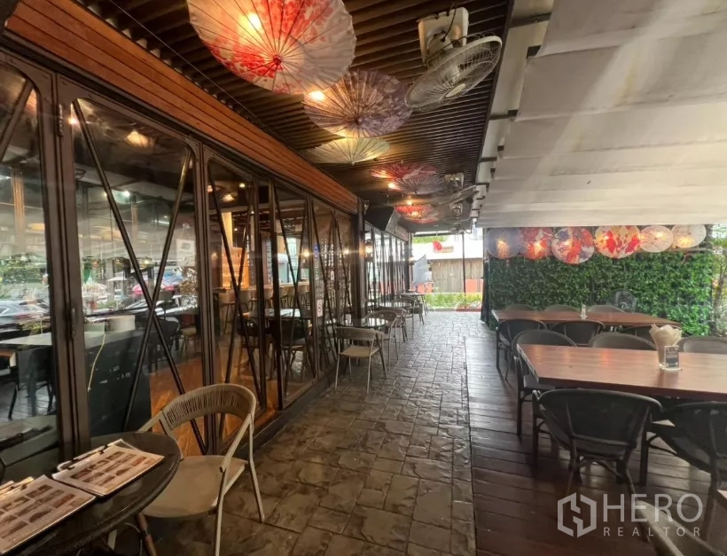 พื้นที่ขายปลีก ให้เช่าในWatthana, Bangkok - ทางเดินยาวประดับโคมและโต๊ะรับประทานอาหาร