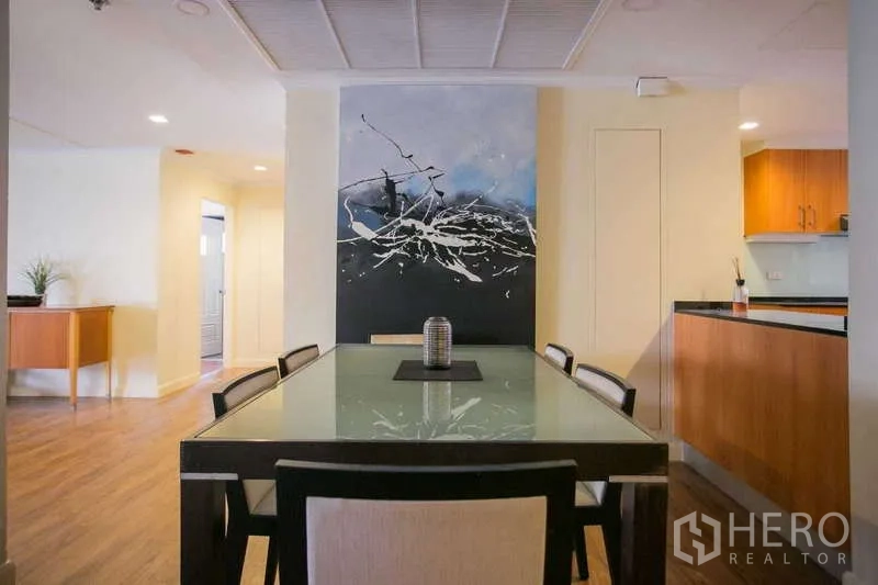 คอนโด ให้เช่าหรือขายในWatthana, Bangkok - พื้นที่ทานอาหาร โต๊ะกระจก และงานศิลปะบนผนัง