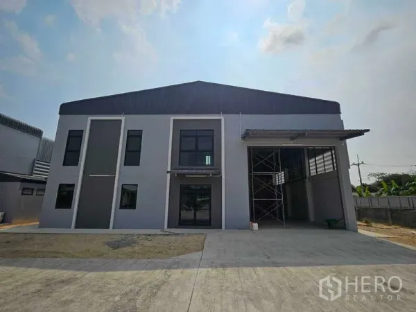 คลังสินค้า ให้เช่าในMueang Rayong, Rayong - ด้านหน้าตัวอาคารโกดัง มีหลังคาคลุมจุดขนถ่ายและลานจอด