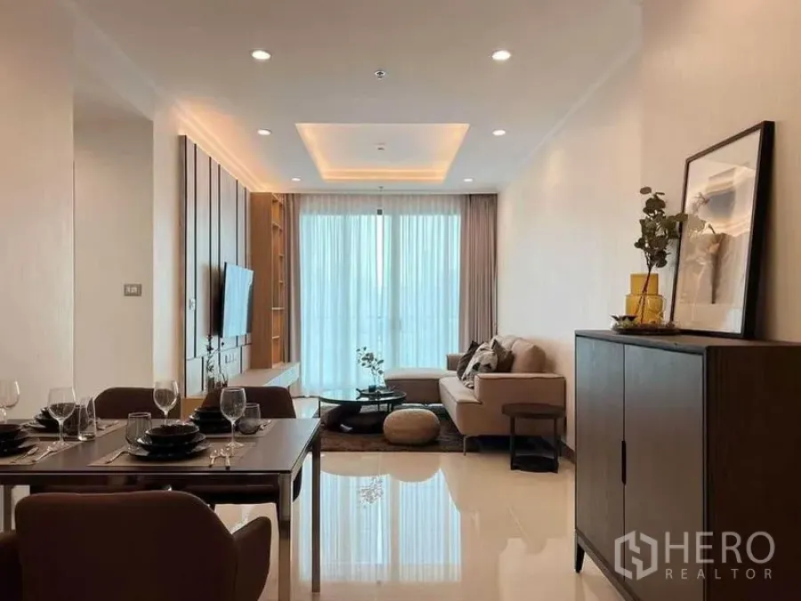 คอนโด ให้เช่าในWatthana, Bangkok - พื้นที่นั่งเล่นและรับประทานอาหารแบบโอเพ่นสเปซ โซฟา ผนังทีวี และประตูกระจกระเบียงสว่าง