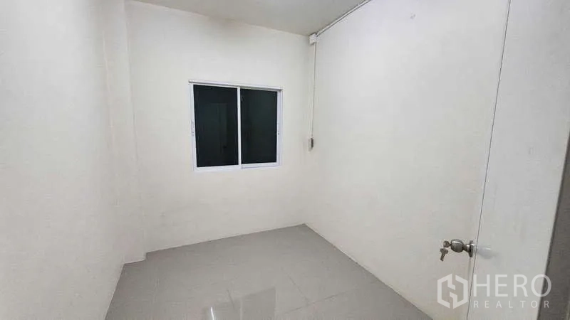 Factory for rent in Samut Sakhon - Compact room with window, suitable for meeting or manager’s office.