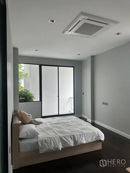 บ้าน ให้เช่าในSaphan Sung, Bangkok - ห้องนอนสว่าง เปิดสไลด์ออกสู่ระเบียงขนาดเล็กและสวน