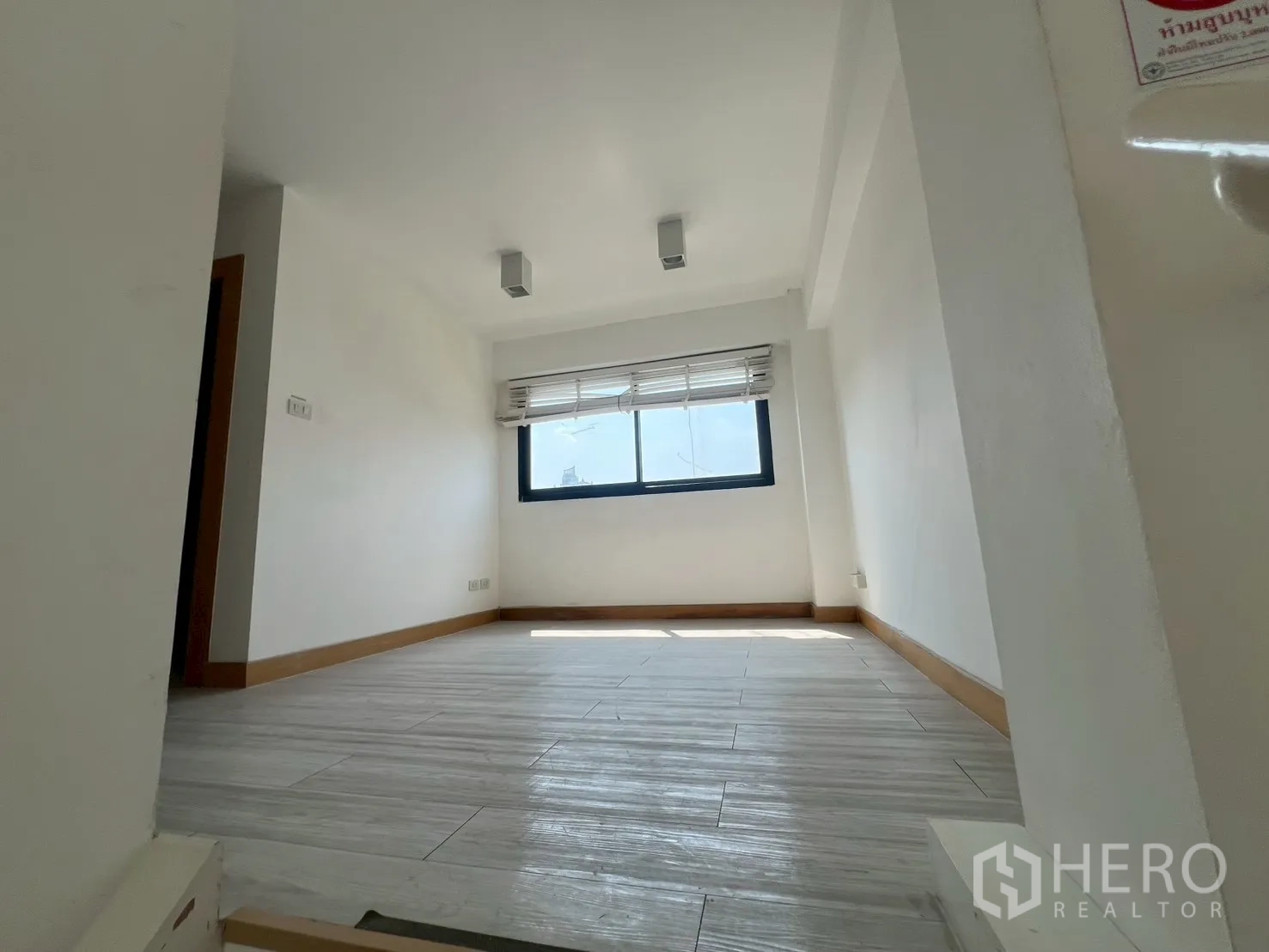 พื้นที่ขายของ for rent in Watthana, Bangkok - ห้องอบอุ่นมีหน้าต่าง พื้นลายไม้ และไฟเพดาน