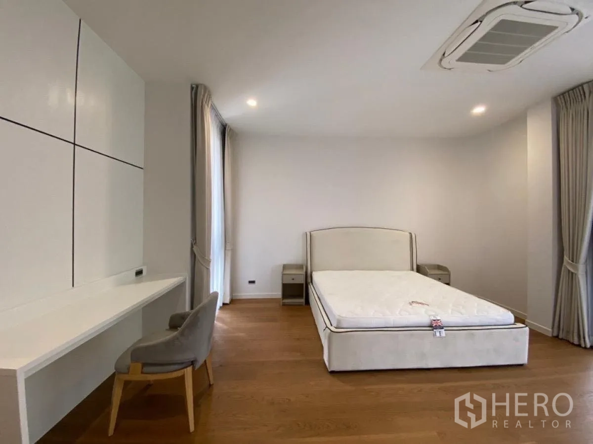 บ้าน ให้เช่าในWang Thonglang, Bangkok - ห้องนอนไบรท์ มีโต๊ะบิวท์อินและเตียง ใกล้กระจกเต็มบาน