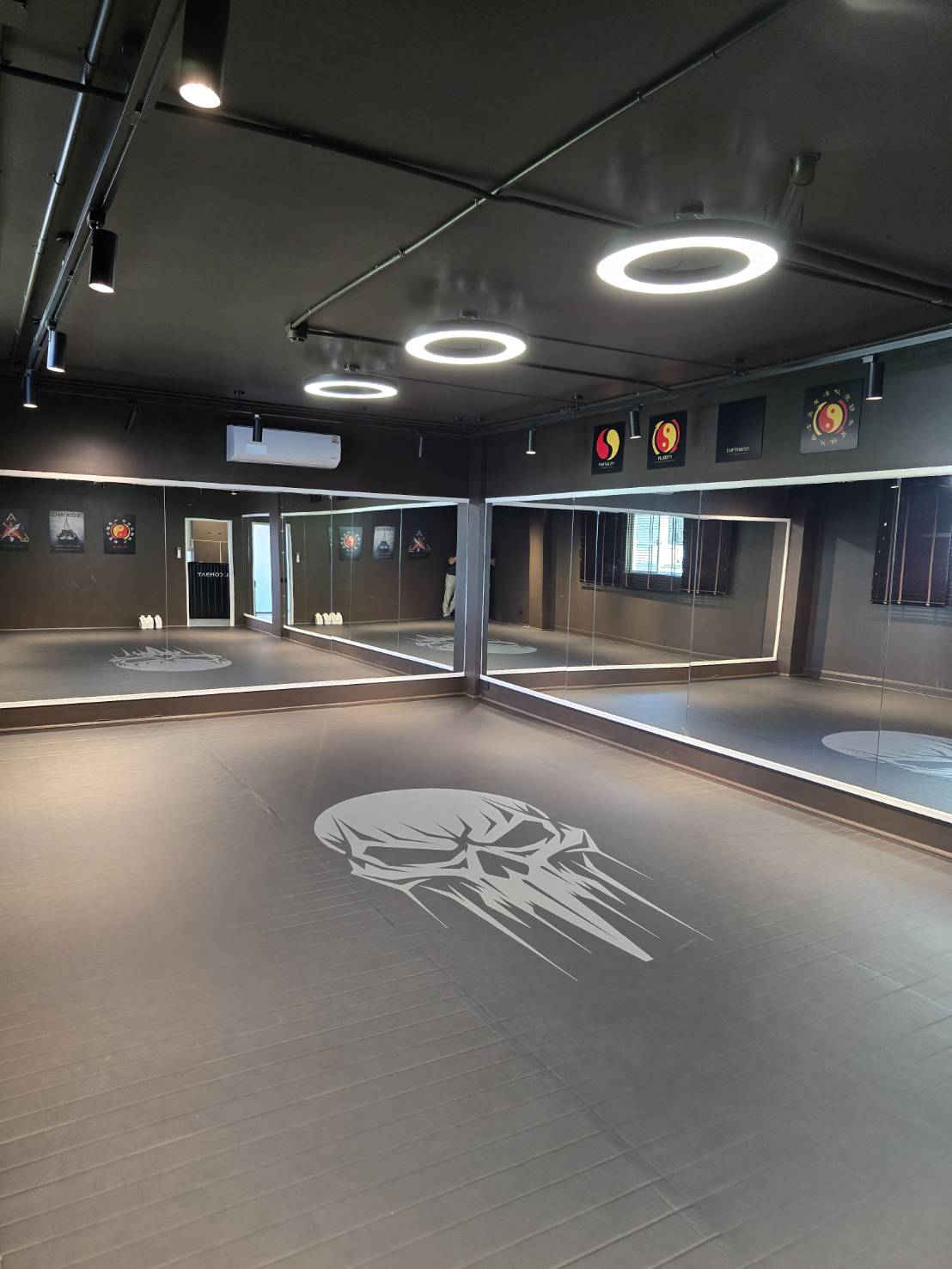 Office Space for rent in Watthana, Bangkok - Training studio featuring wall-length mirrors, ceiling track lights and air conditioning.