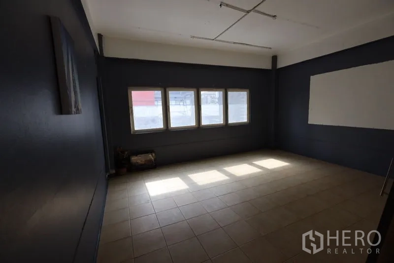 店屋 出租或出售在Watthana, Bangkok - 明亮房间，深色墙面与一排窗户