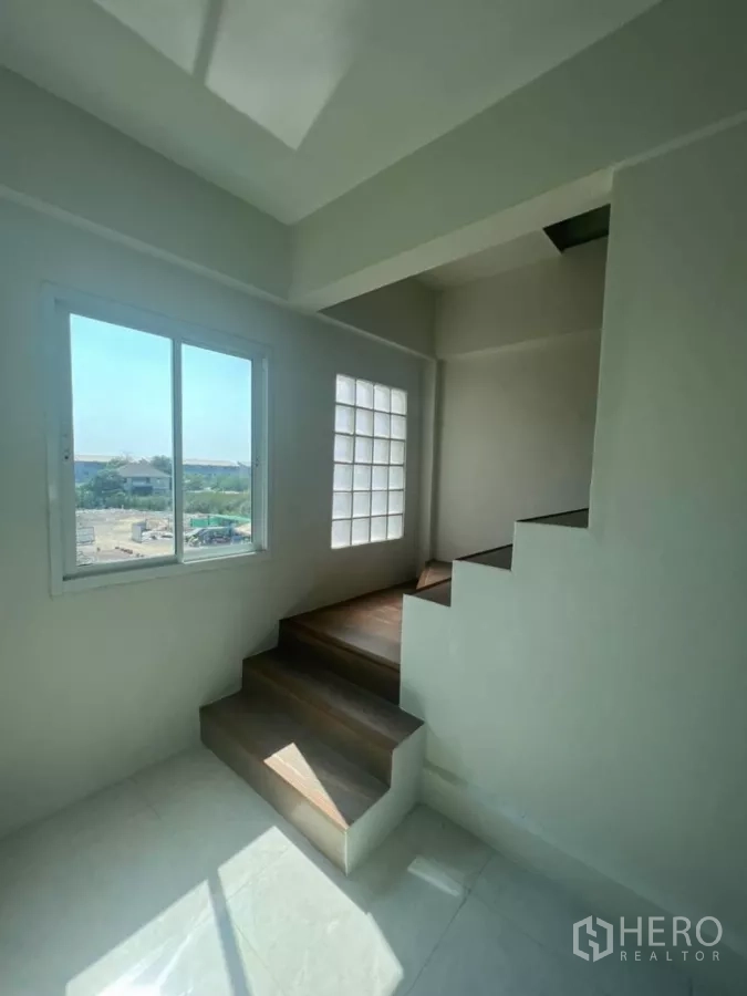 带办公室的家 出租在Prawet, Bangkok - 楼梯间采光佳，玻璃砖与木踏阶。