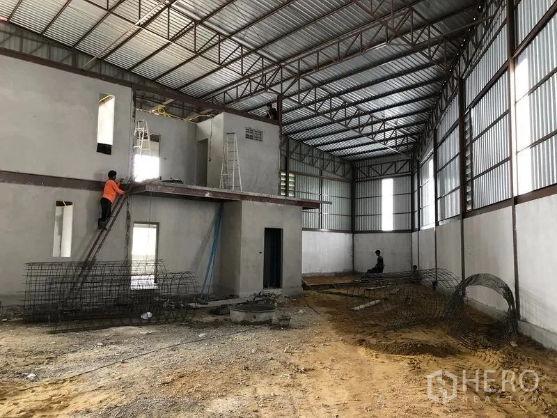 Warehouse for rent or sale in Sai Noi, Nonthaburi - Two-story internal office block structure rising inside the warehouse shell.
