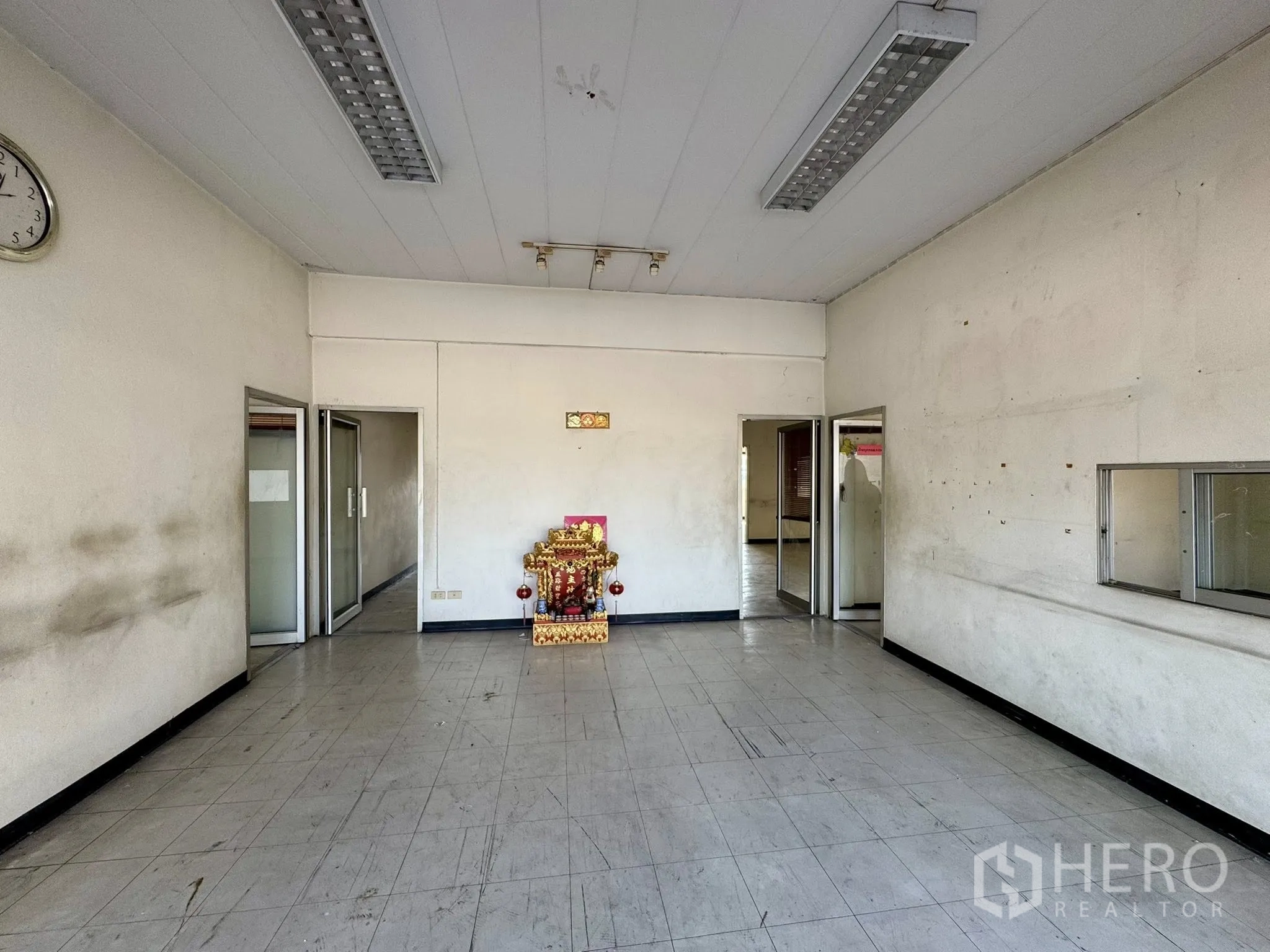 货栈 for rent in Mueang Samut Sakhon, Samut Sakhon - 接待区/等候区，瓷砖地面与玻璃隔断。