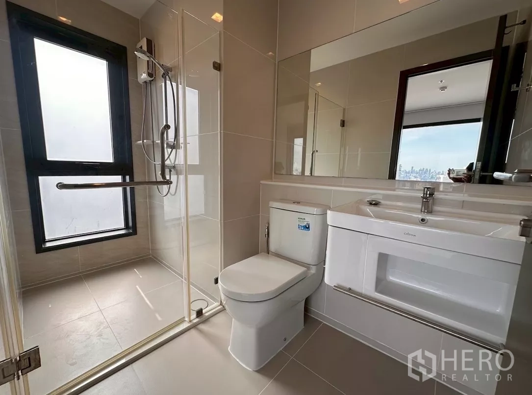 คอนโด ให้เช่าในChatuchak, Bangkok - ห้องน้ำโมเดิร์นพร้อมตู้กระจกอาบน้ำ หน้าต่าง อ่างล้างหน้า และโถสุขภัณฑ์