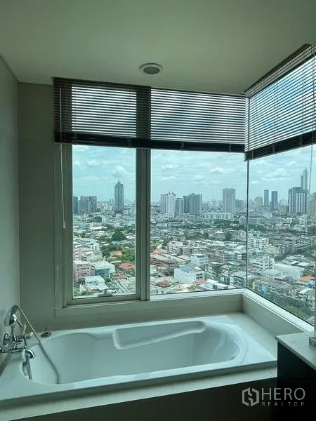 คอนโด ให้เช่าในKhlong San, Bangkok - ห้องน้ำมีอ่างอาบน้ำติดหน้าต่างมุม ชมวิวเมืองพาโนรามา