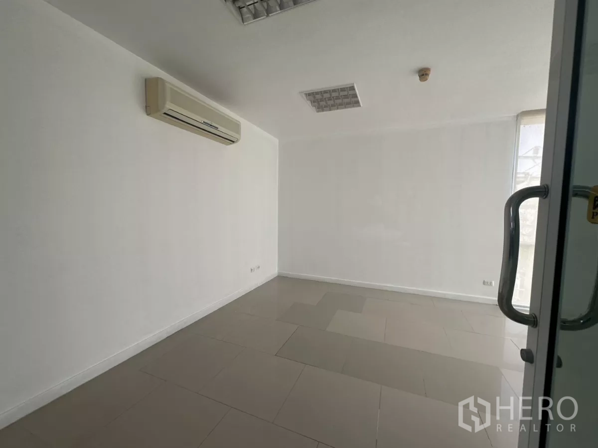 办公空间 出租在Huai Khwang, Bangkok - 小型私人办公室，壁挂空调、瓷砖地与玻璃门入口。