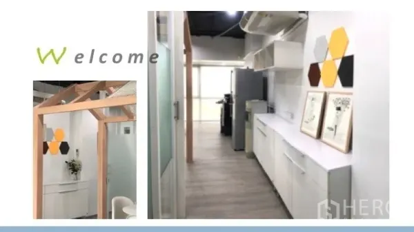 สำนักงาน ให้เช่าในWatthana, Bangkok - แพนทรีทางเดินตู้บิวท์อินสีขาว พร้อมของตกแต่งลายหกเหลี่ยมและประตูกระจกท้ายทาง