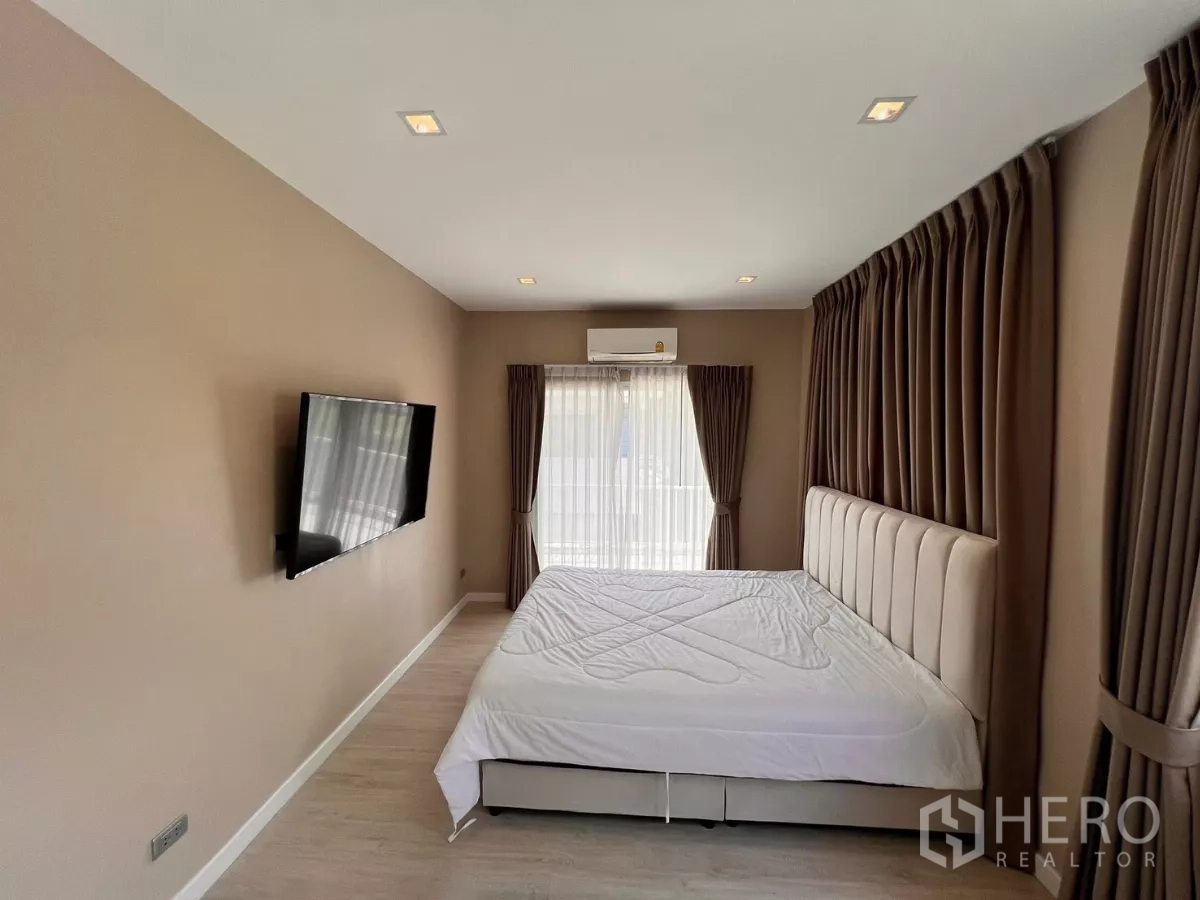 บ้าน ให้เช่าในLat Krabang, Bangkok - มุมมองจากห้องนอนใหญ่ไปทางโถง พร้อมเตียงและผ้าม่านยาว