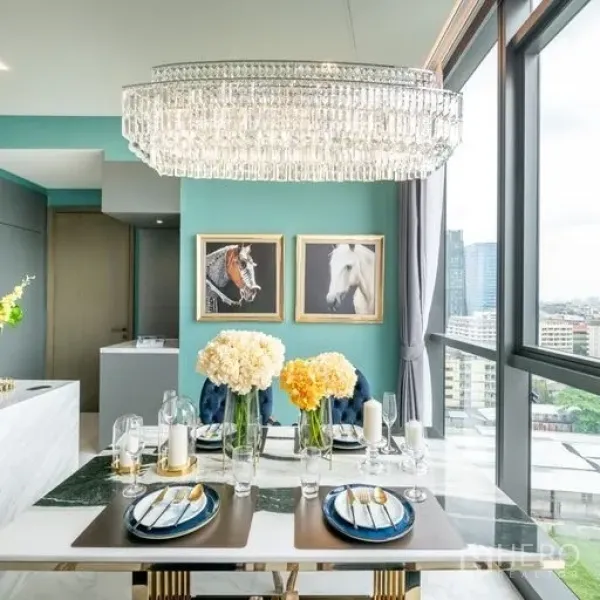 คอนโด ให้เช่าหรือขายในWatthana, Bangkok - มุมรับประทานอาหารใต้โคมระย้า เห็นวิวเมืองผ่านกระจกเต็มความสูงและมีกรอบภาพตกแต่ง