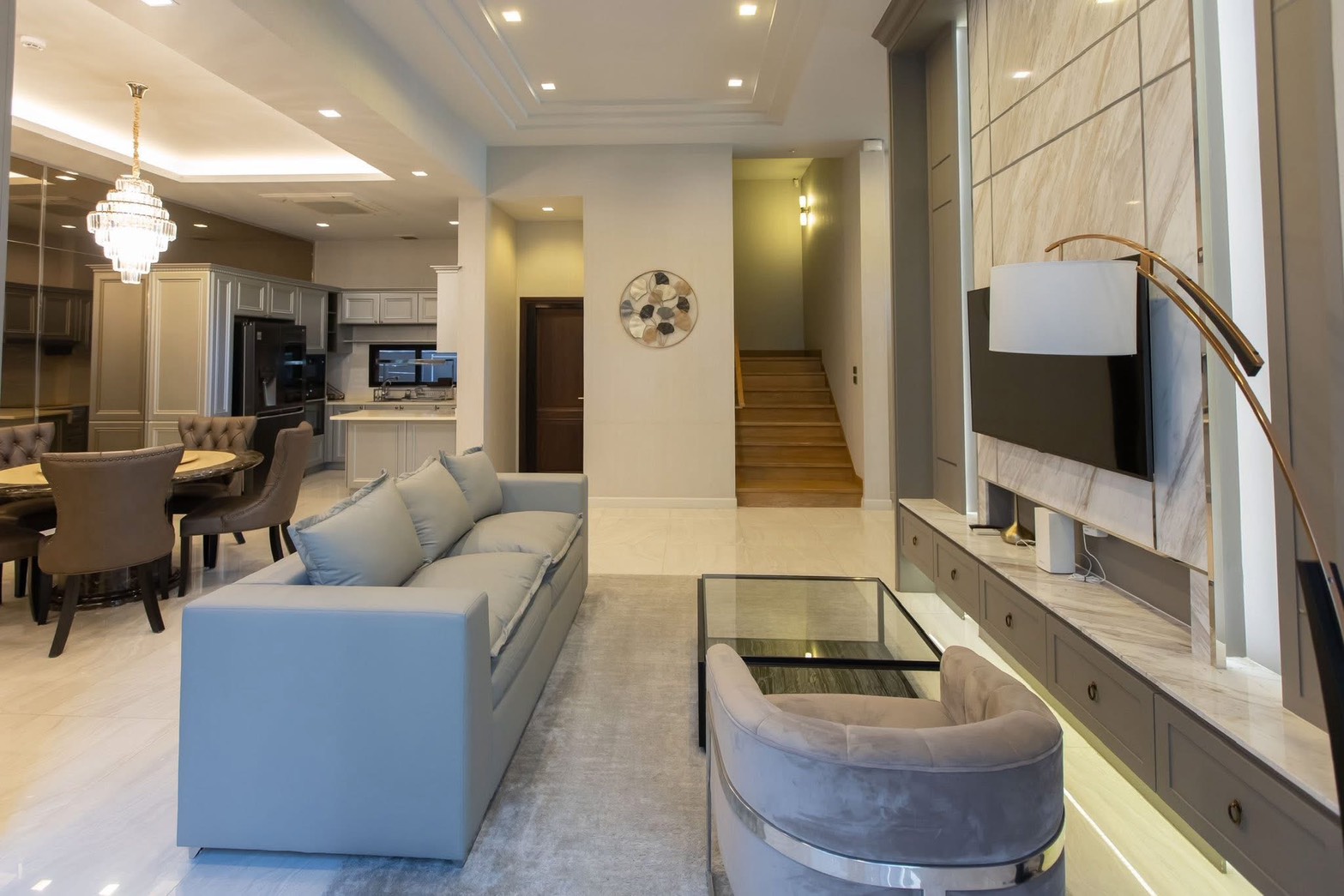 独立式住宅 出租在Lat Phrao, Bangkok - 开放式客餐厨一体，嵌灯照明并设楼梯。