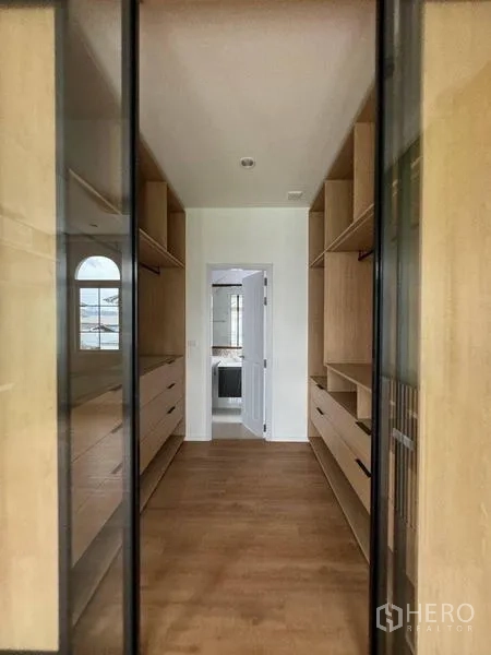 Detached House for rent - Walk-in closet corridor with wood shelving leading to bathroom