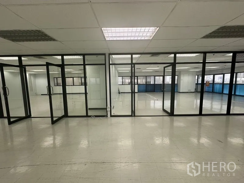 办公空间 出租在Phaya Thai, Bangkok - 多个玻璃隔间打开到明亮的办公大厅。